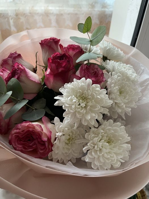 Кустовые розы, белые хризантемы