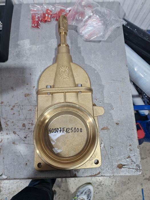 Robinet vidanja 5 toli flansa pe o parte filete o parte flansa 4 șurub