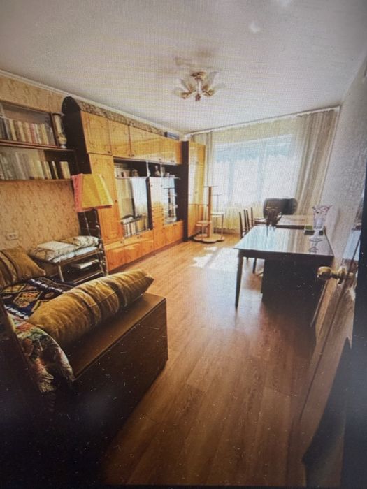 Продам 2ком квартиру . Цертр. Не угловая