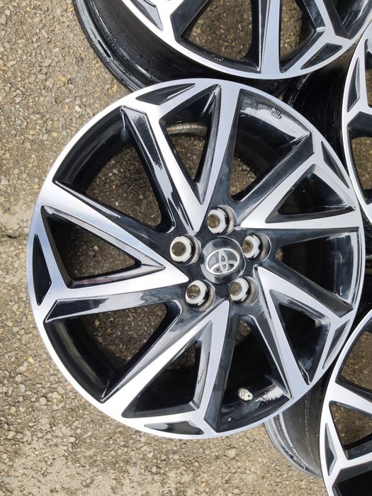 16" оригинални алуминиеви джанти за Toyota Yaris hybrid.