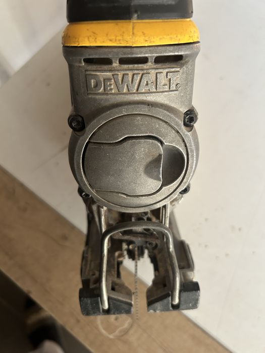Fierastrau pendular dewalt cu baterie de 5mAh si incarcator