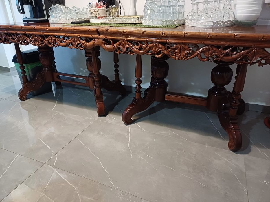 Masa din lemn masiv cu ornamente