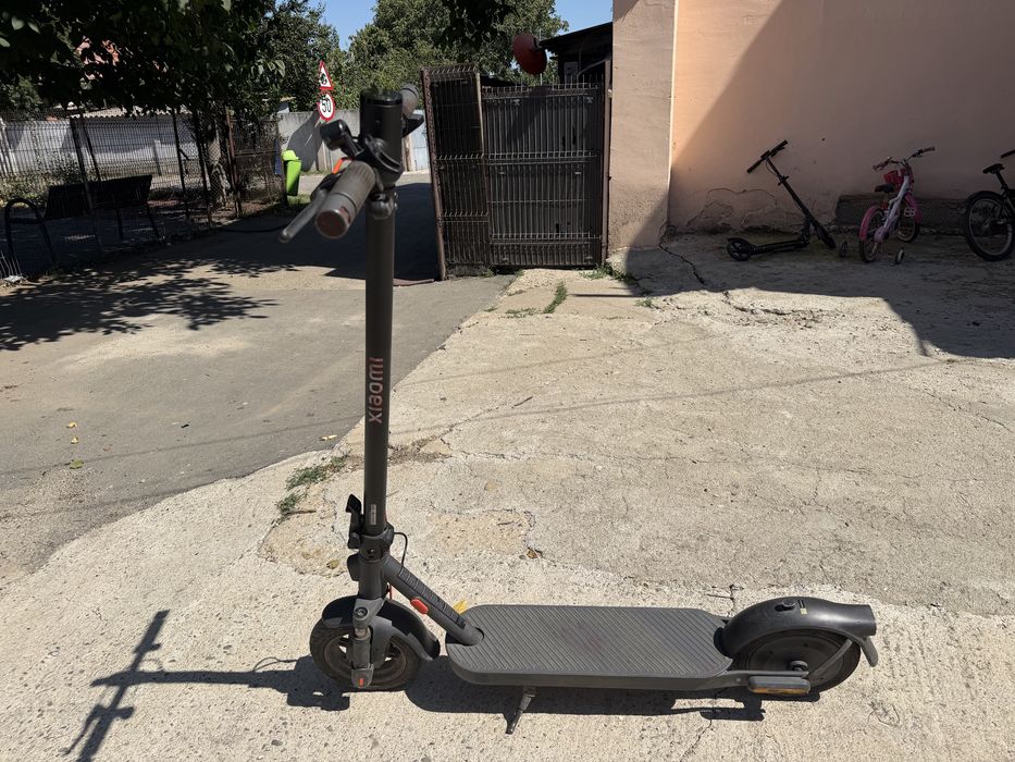 Vând trotinetă electrică redmi,folosită aproximativ un an.Funcționează bine.Singurul defect este ca nu are clacson în rest este în stare bună