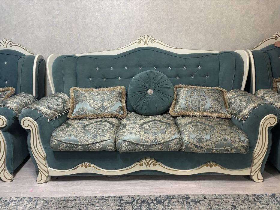 Продам диван с двумя креслом