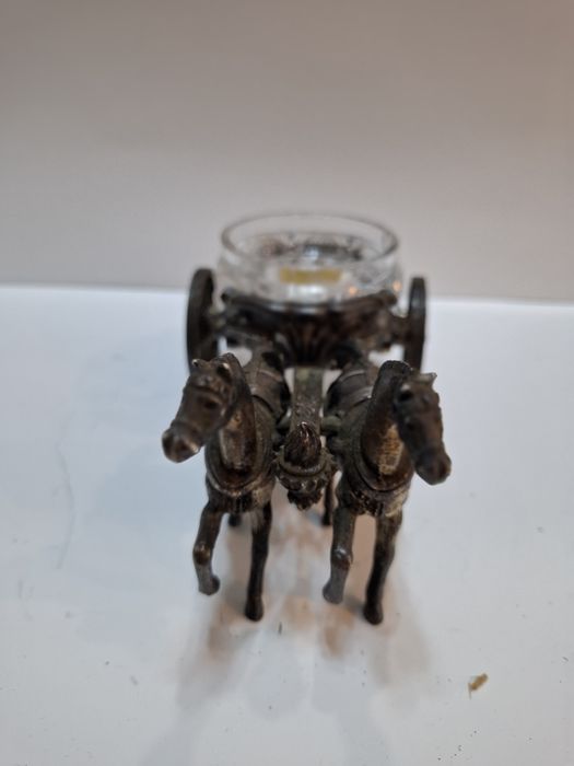 Колесница в римски стил, теглена от два коня.