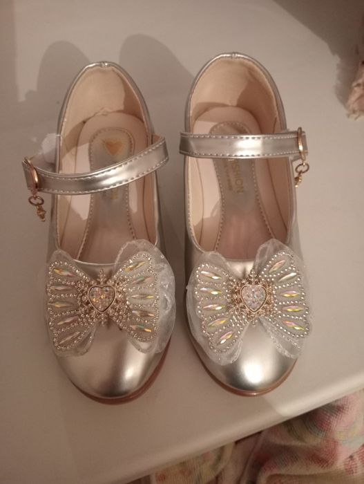 Продам туфельки для девочки