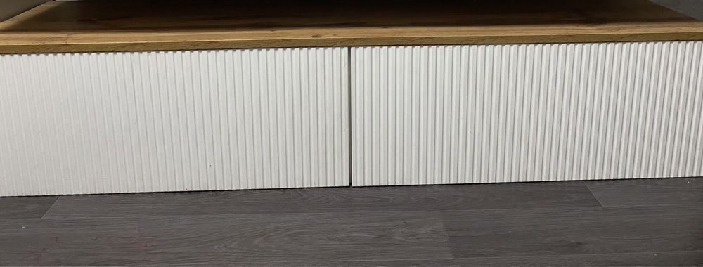 Срочно! Продам полку под тв новую