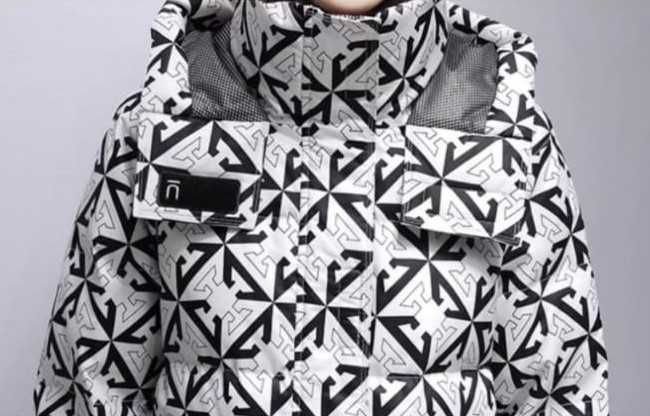 Новая тёплая куртка с капюшоном