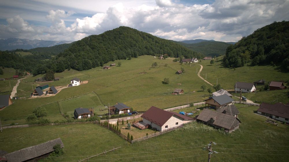835mp la munte, casă la gri — poveste neterminată, 89.000€ neg.