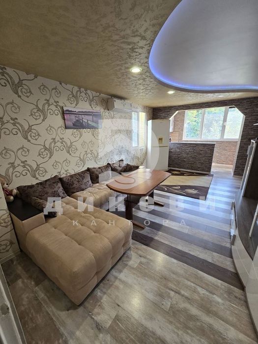 Продава тристаен апартамент до Мол Галерия