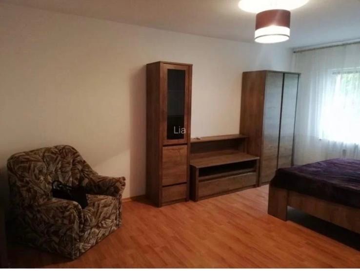 Central, garsoniera decomandată