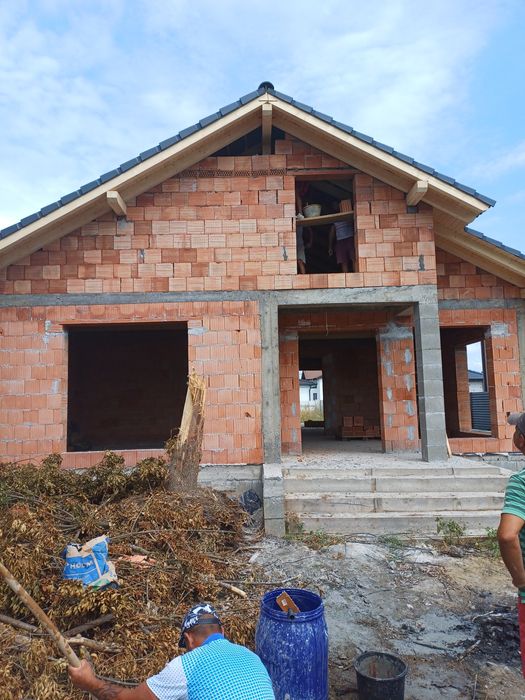 Firma Executăm case la rosu acoperișuri modificări placări polistiren