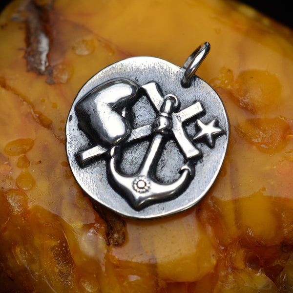 Сребърен медальон 925 „Вяра • Любов • Надежда“ – талисман за сила