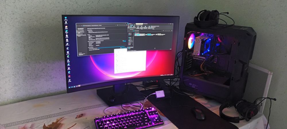 Уйде ойнап отырган комп