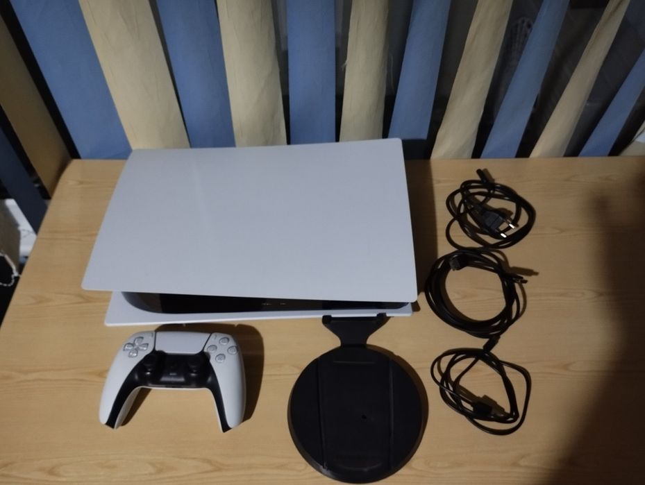 Playstation 5 + игри и стойка
