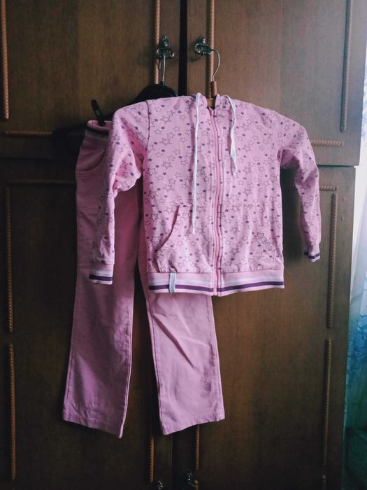 Спортивные  костюмы на девочку на 7-8 лет 2000 тг на 8-9 лет 2500 тг