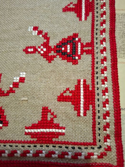 Бродирани каренца