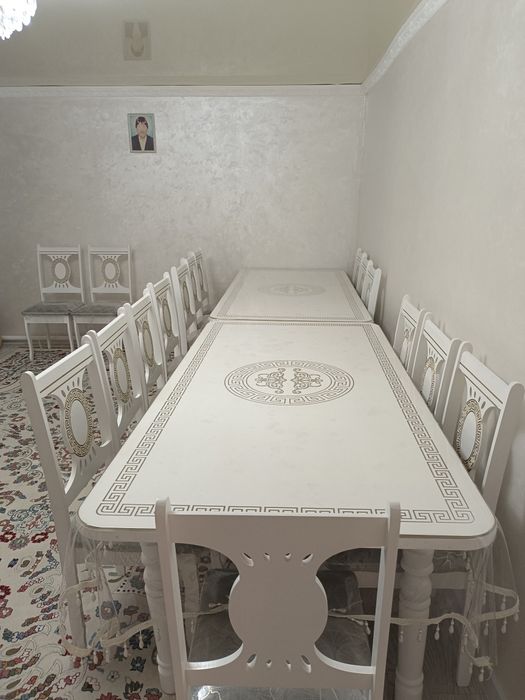 Гостиный стол и стулья