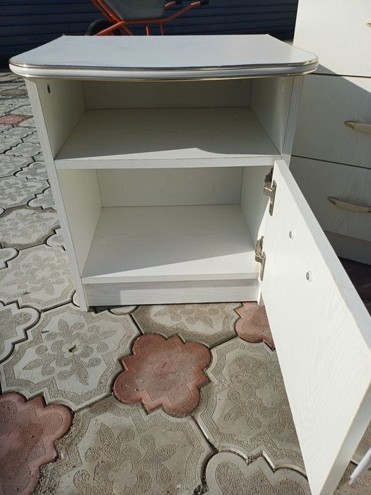 Продам тумбу белого цвета.