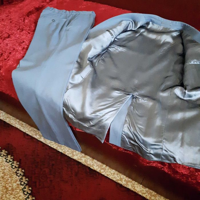 Мъжки костюм - сив, плътна коприна, размер 50