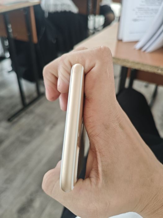 продам iPhone 7+
