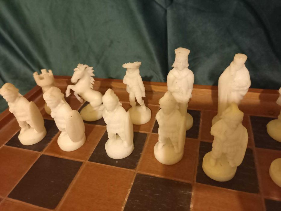 Joc vechi şah şi 2 seturi de piese plastic, set rar de figurine medievale, tabla mare, interior bine finisat pentru table