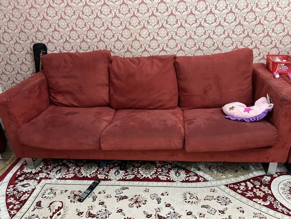 Продам диван красный