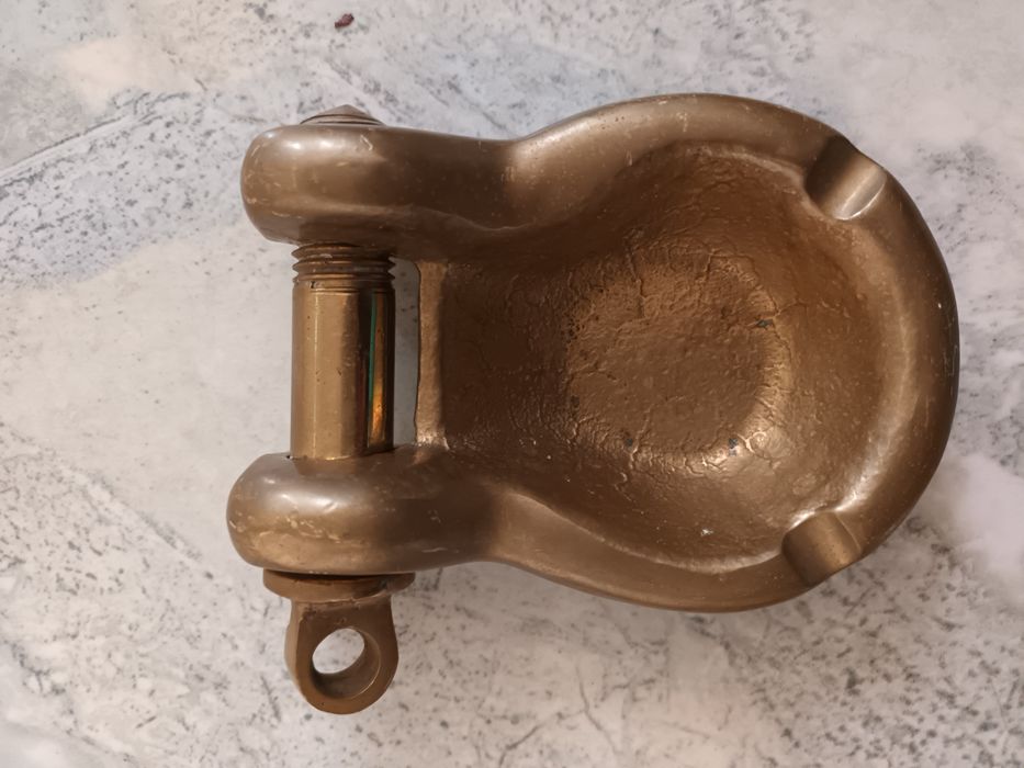 Масивен тежък бронзов сувенир