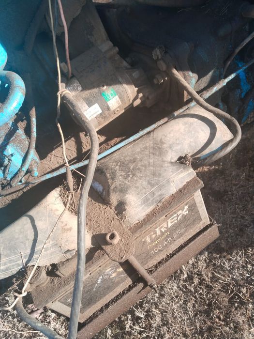 Синий трактор в хорошем состоянии