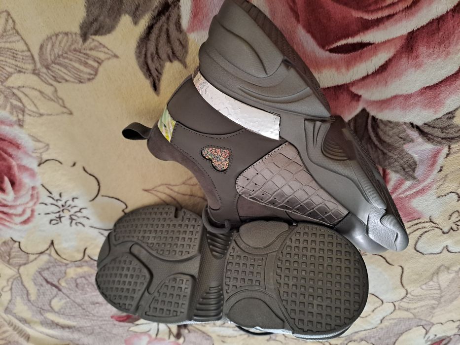 Кроссовки  женские