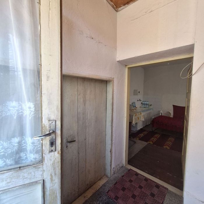 Къща в с. Пещерна! Спокойна и озеленена среда!