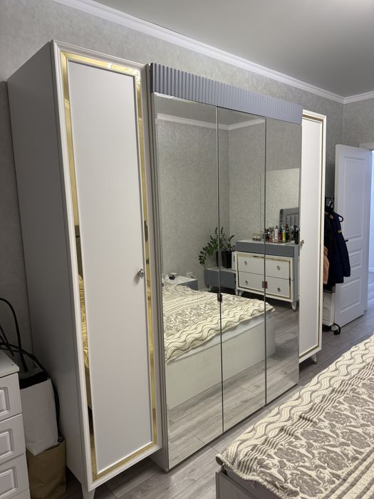 Продам шкаф в подарок 2 тумбы