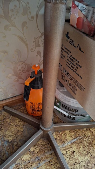 Столик под телевизор железный  б/у