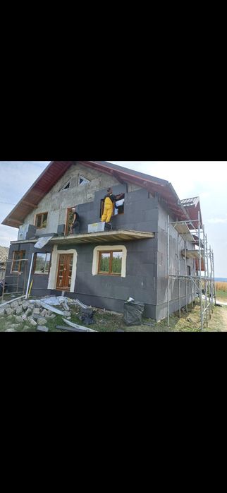 Echipa meseriași serioasăEchipa meseriași serioasa executăm lucrări izolații fațade gleturi case la roșu gresie faianta.