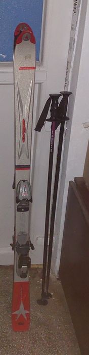 Vând schiuri, clăpari, patine