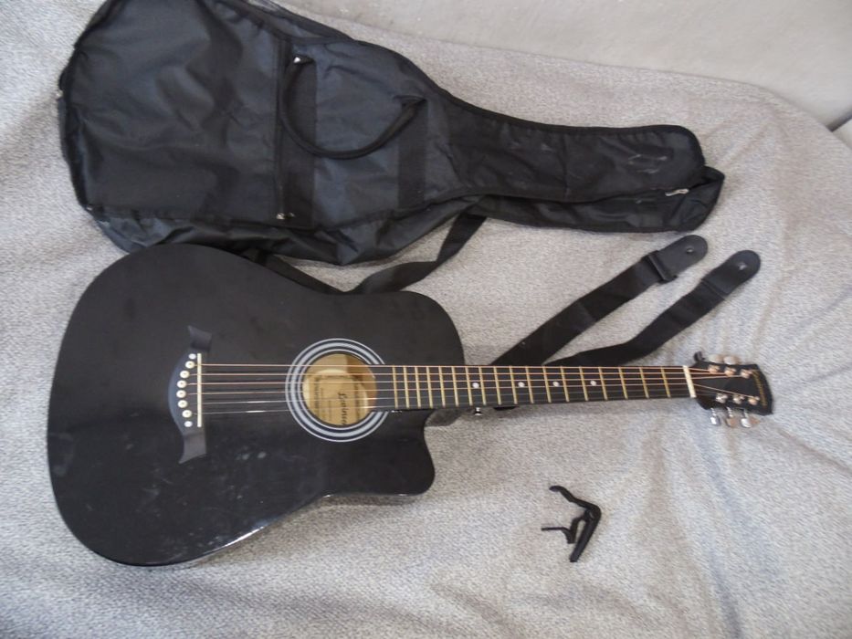 Акустическая гитара