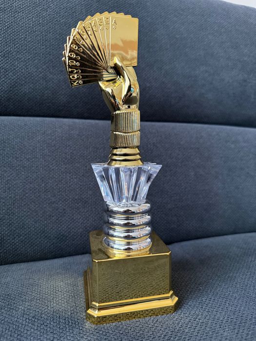 Нов малък покер златен трофей с височина 27 см