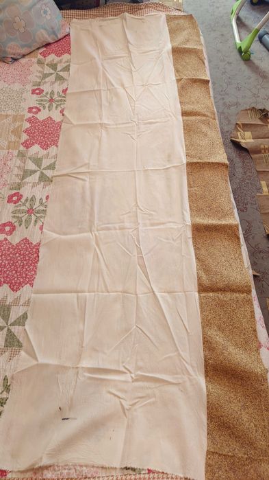 Куски гобеленовой обивочной ткани, оставшиеся после ремонта мебели.