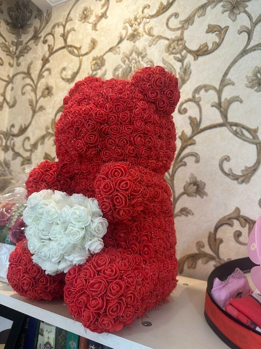 Мишка из искусственных цветов