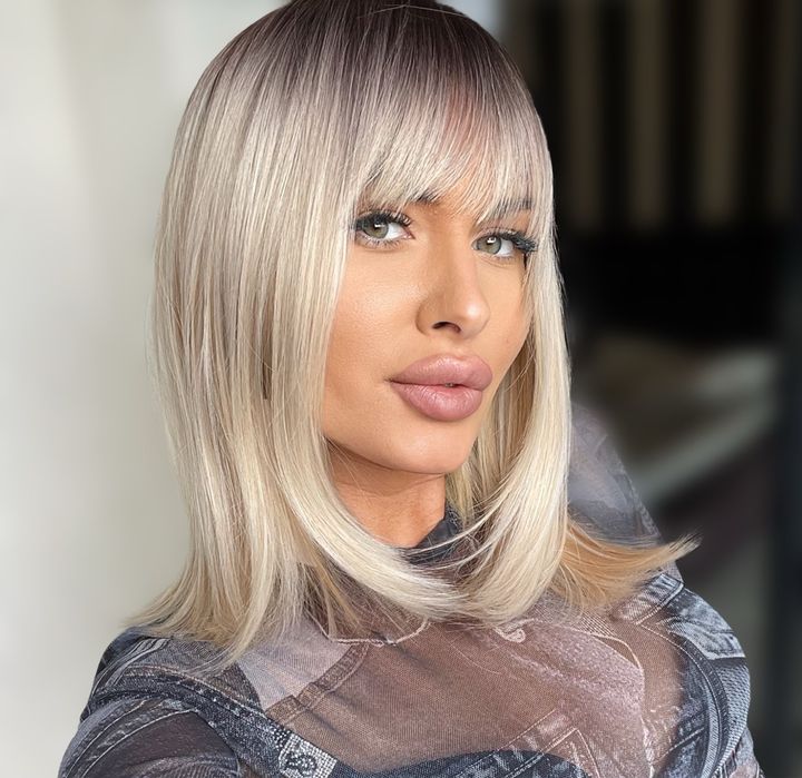 Peruca scurta , blond  deschis cu radacina ombre