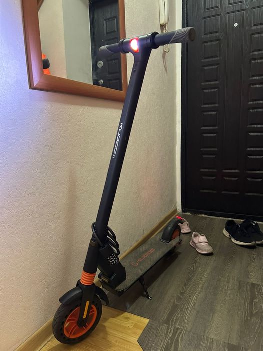 Самокат, гитара, матрас