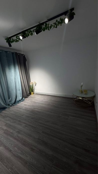 Închiriez o cameră în salon