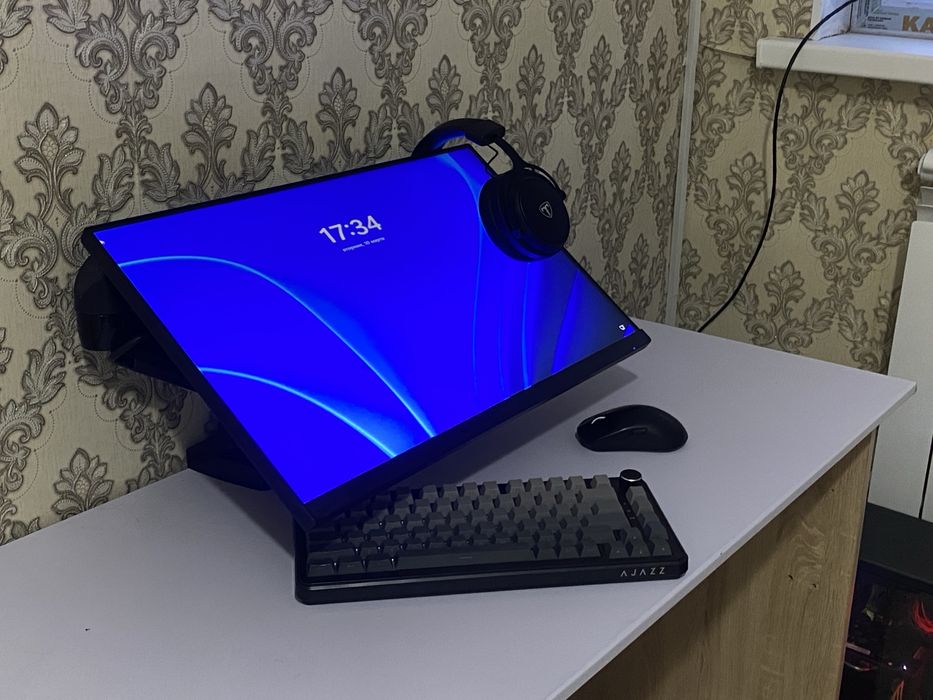 Монитор с кронштейном