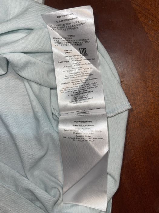 Tricou Guess.