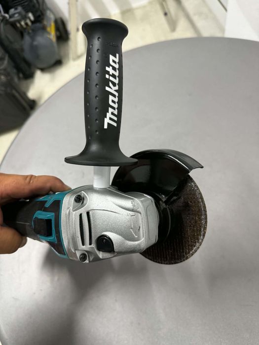 Безчетков ъглошлайф Makita 18волта