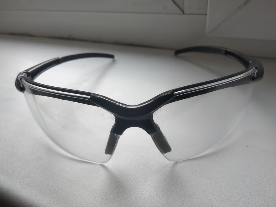 Очки защитные пластиковые.