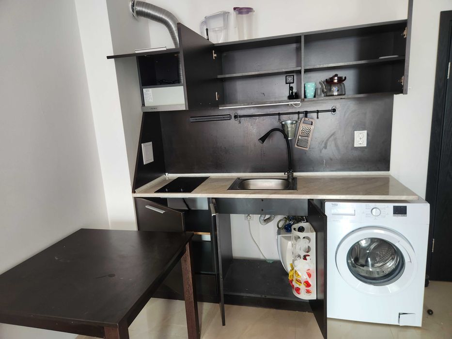 Продава се кухня 2м с техника и масата