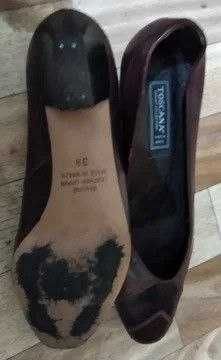 Срочно продам кожаные туфли на невысоком каблуке