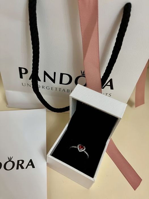 кольцо с красным сердцем Pandora