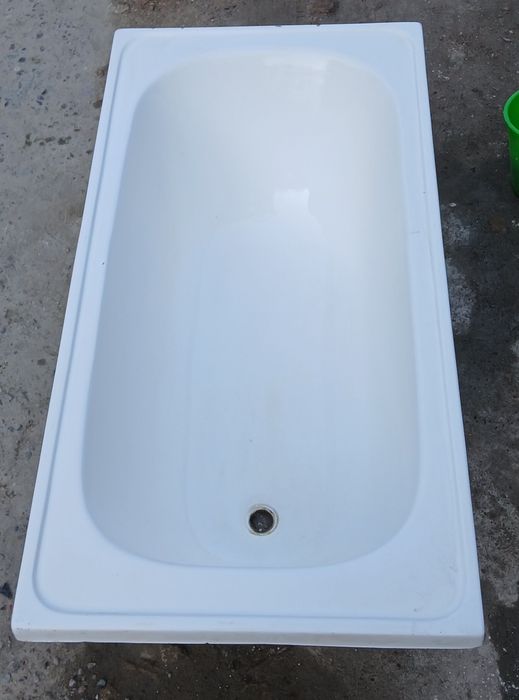 Б/у керамическая ванна. 135х70 см.